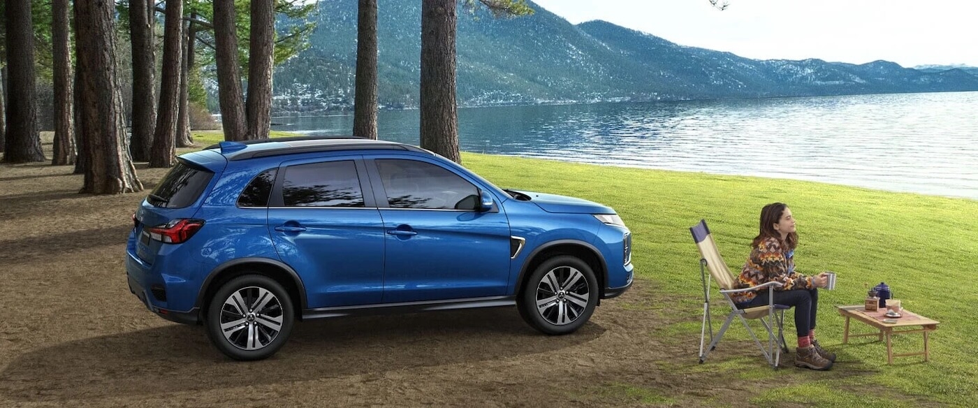 Le Mitsubishi RVR 2025 garé en nature.