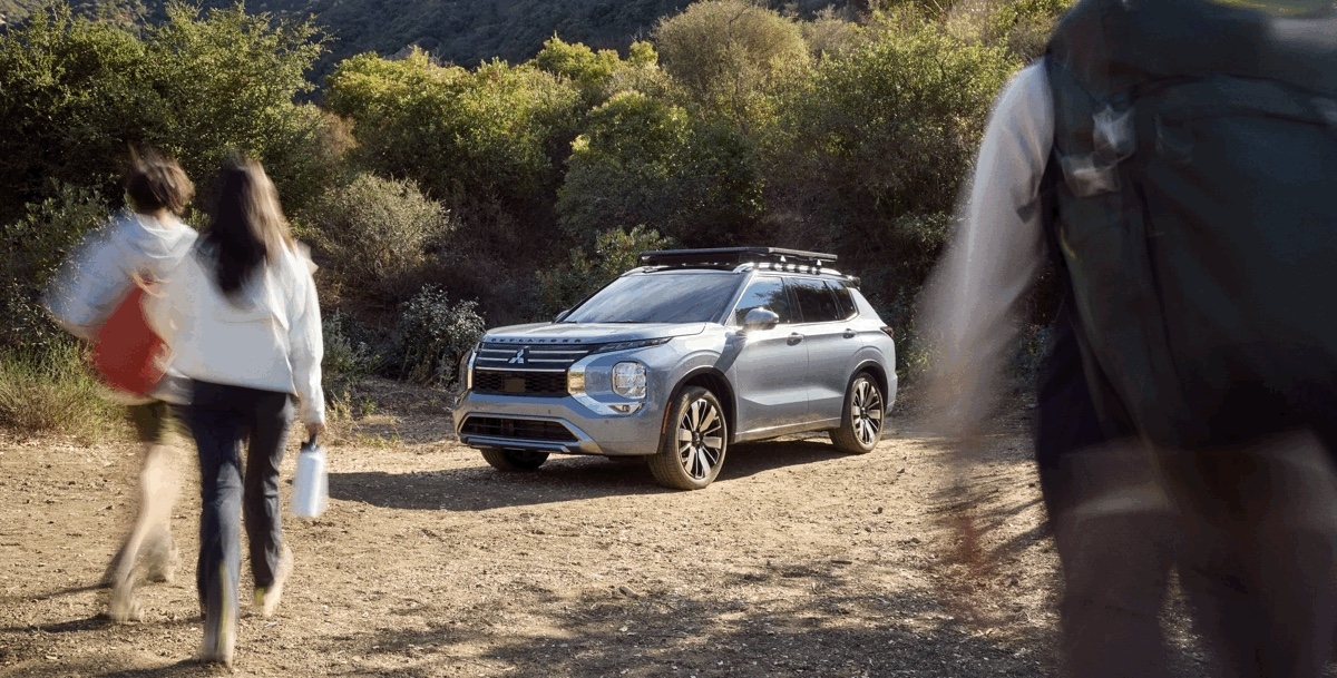 Vue 3/4 avant d'un Mitsubishi Outlander PHEV 2025 sur une plage.