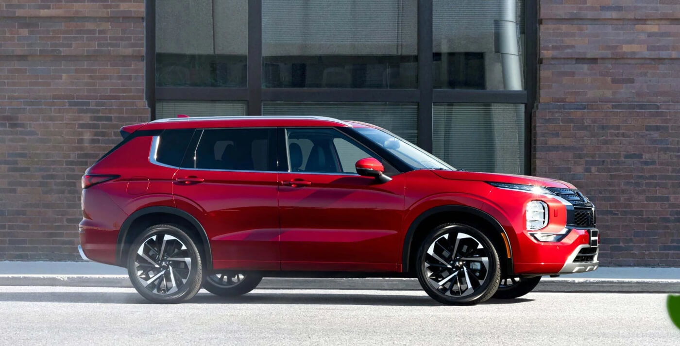 Vue latérale du Mitsubishi Outlander 2025 sur la route.