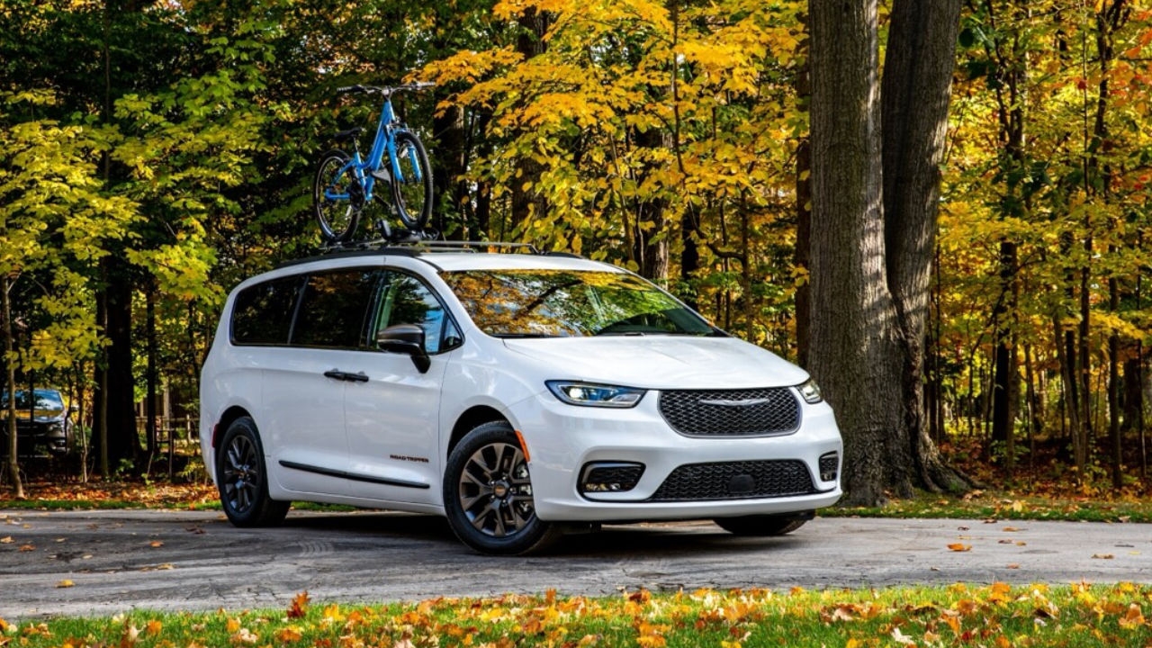 vue latérale avant d'une Chrysler Pacifica 2024