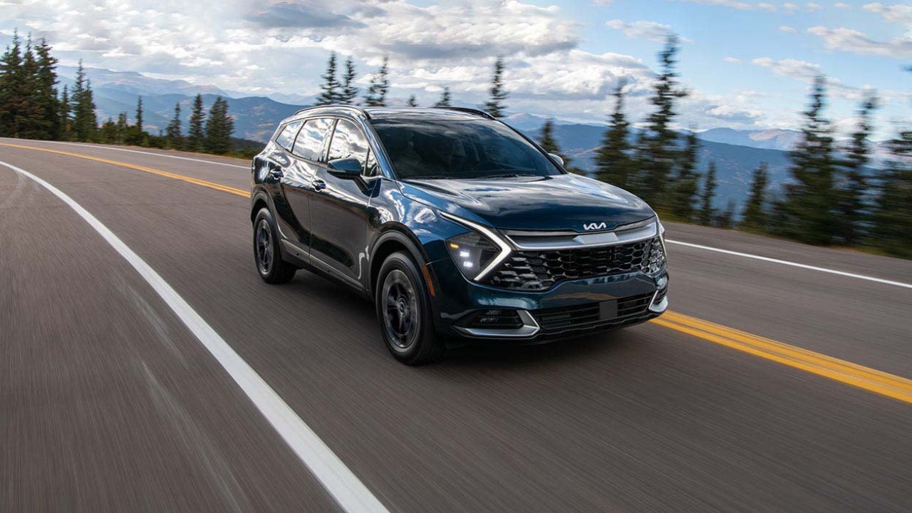 vue latérale avant d'une Kia Sportage PHEV 2025