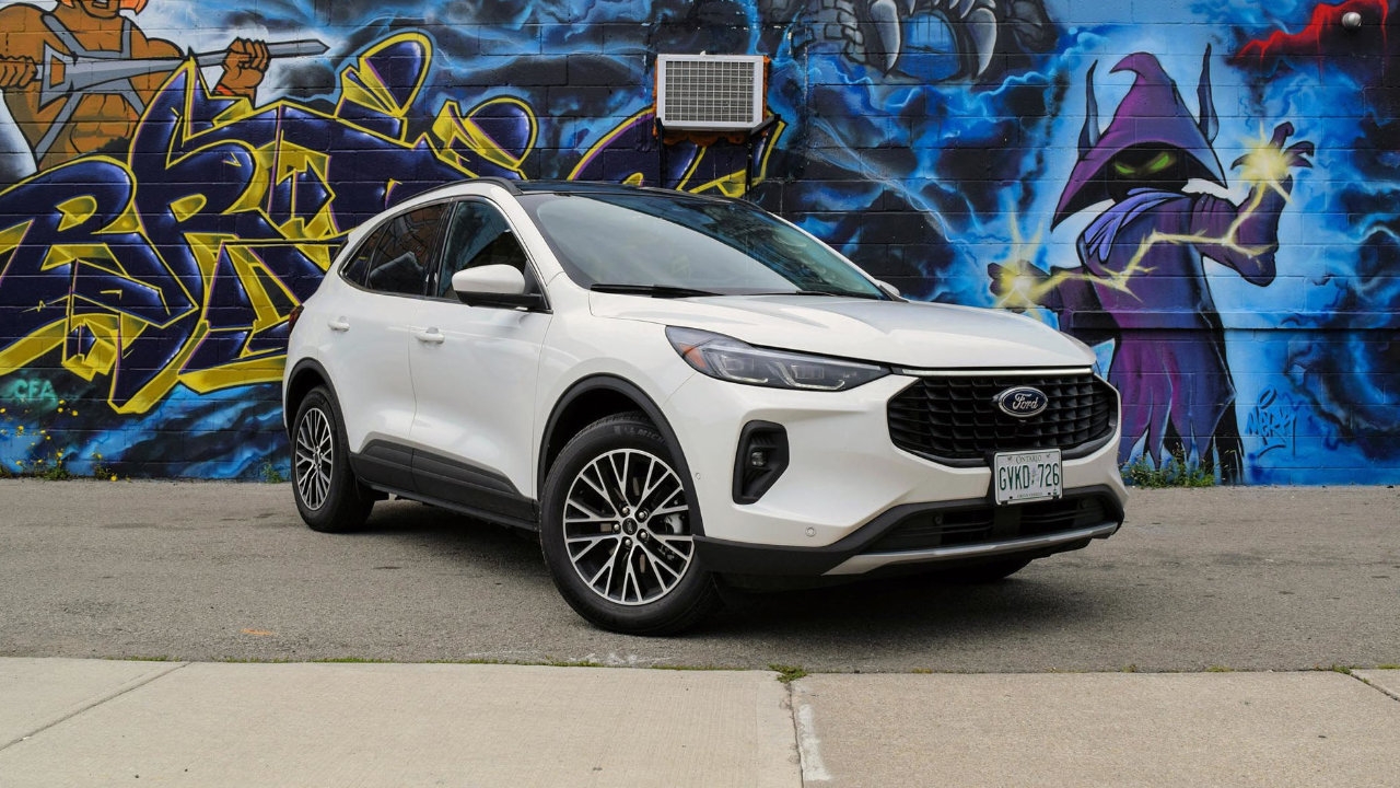 vue latérale avant d'un Ford Escape PHEV 2024