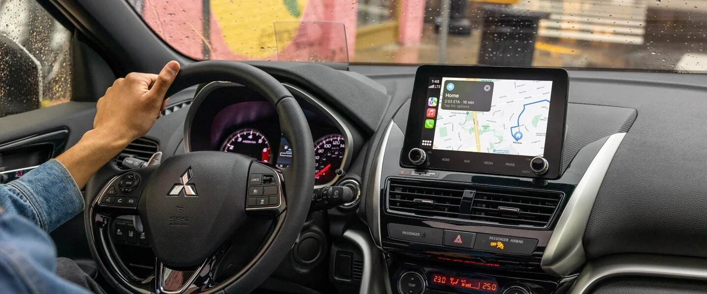 Main au volant du Mitsubishi Eclipse Cross 2025.