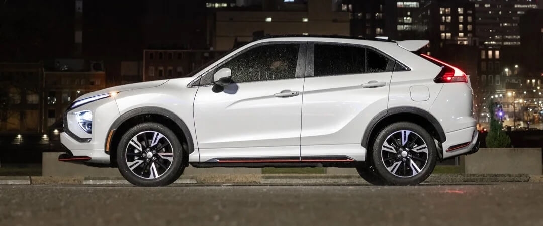 Vue latérale du Mitsubishi Eclipse Cross 2025 incluant ses jantes en alliage de grandes dimensions.