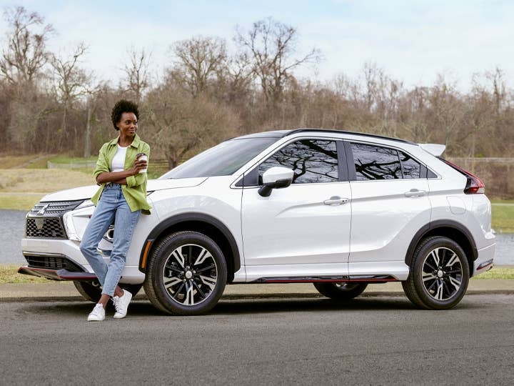 Femme à côté du VUS Mitsubishi Eclipse Cross 2025.