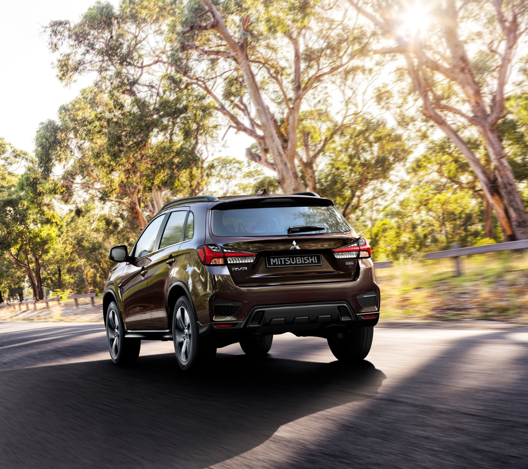 vue arrière du Mitsubishi RVR 2021 roulant sur une route