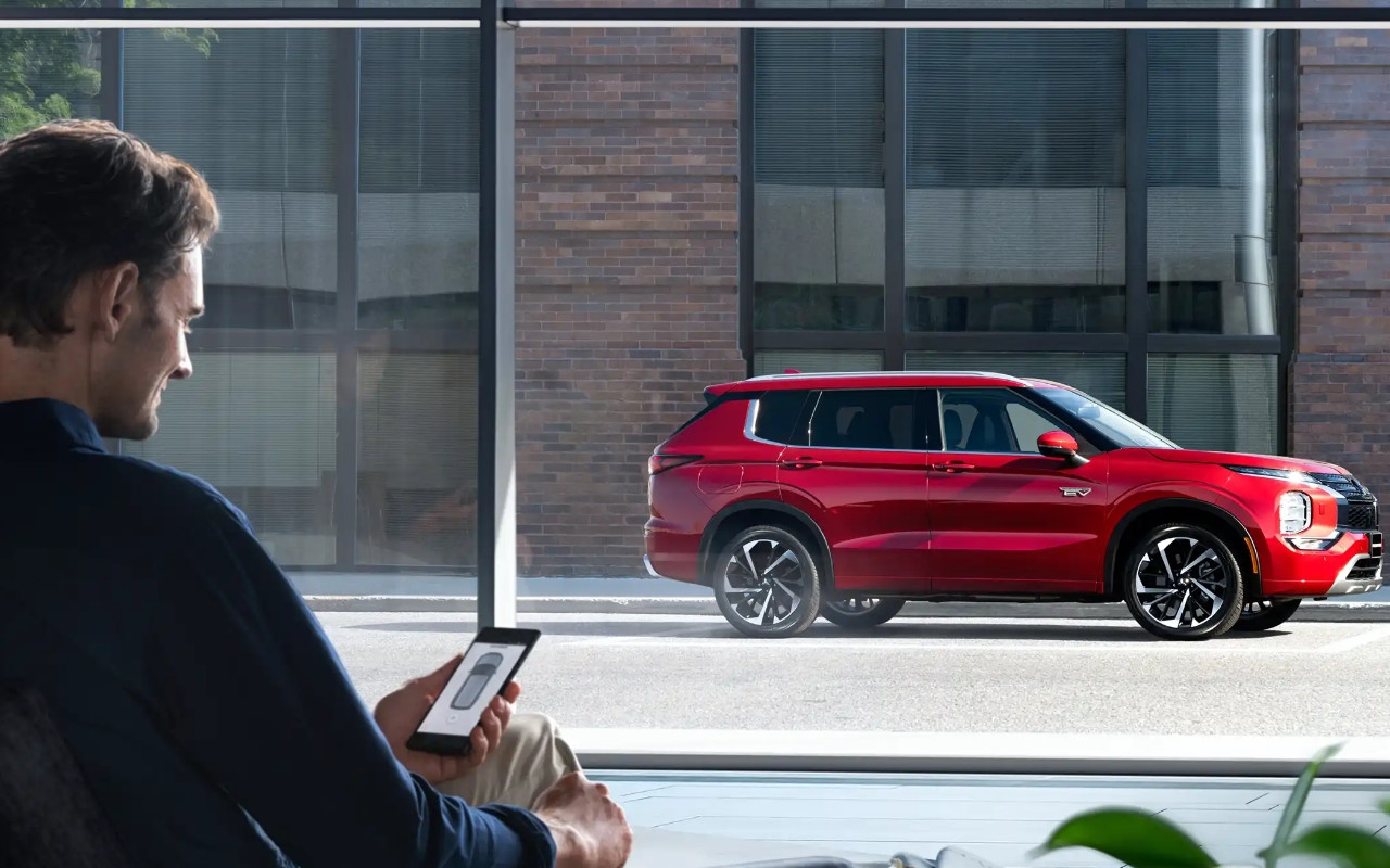 Vue par une fenêtre du Mitsubishi Outlander PHEV.