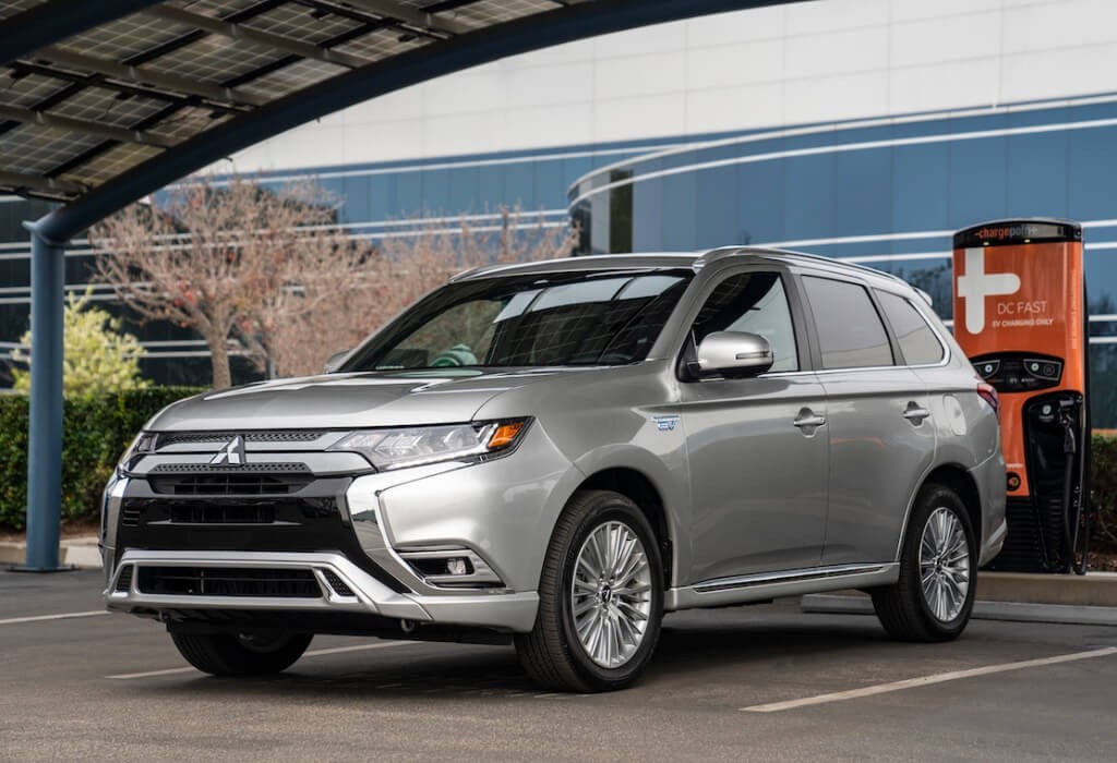 Mitsubishi Outlander hybride 2019 ou Toyota RAV4 2019 : lequel choisir?