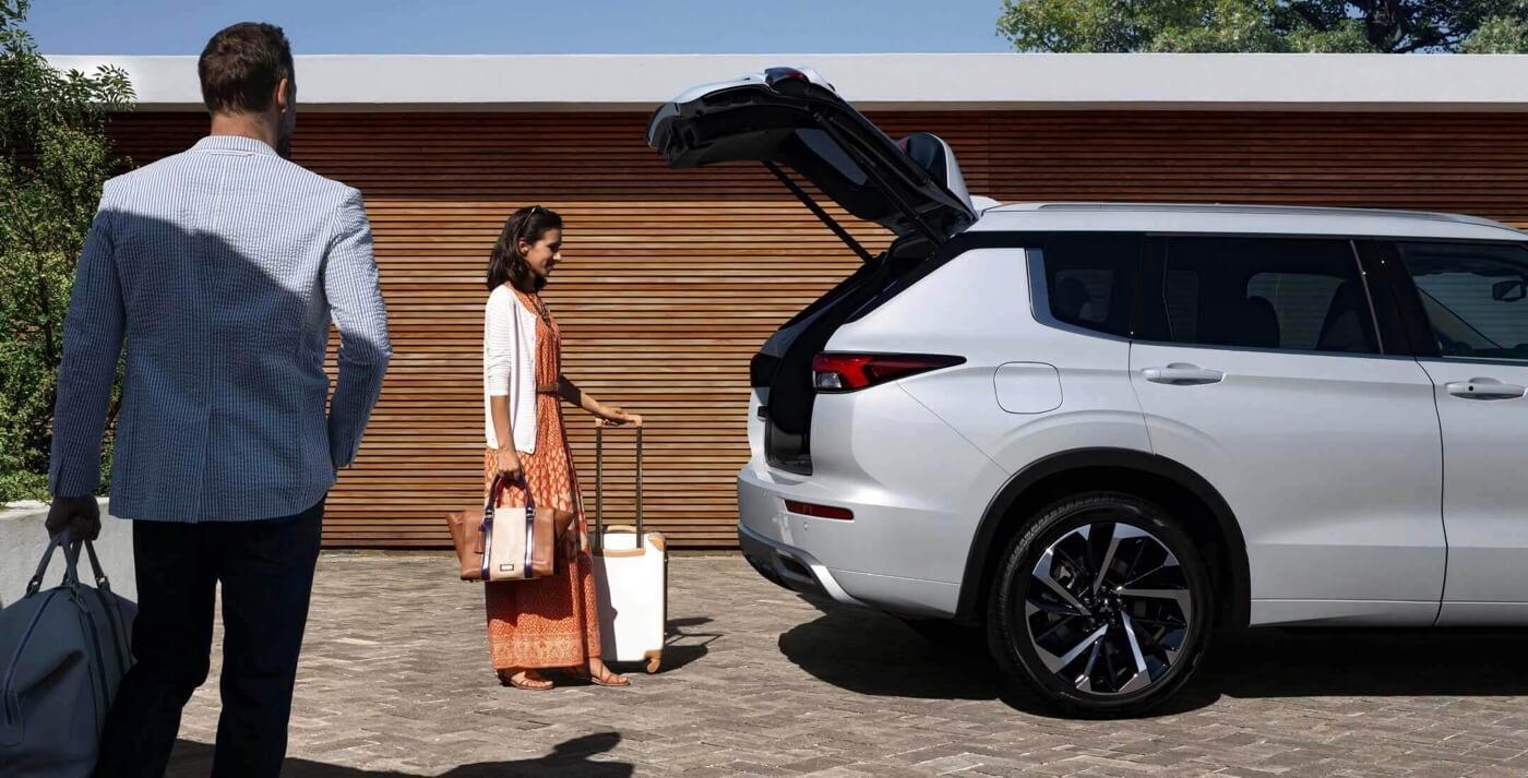 Femme chargeant le coffre du Mitsubishi Outlander 2024.