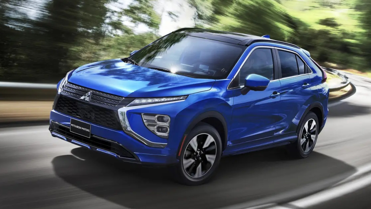 vue latérale avant d'une Mitsubishi Eclipse Cross 2024