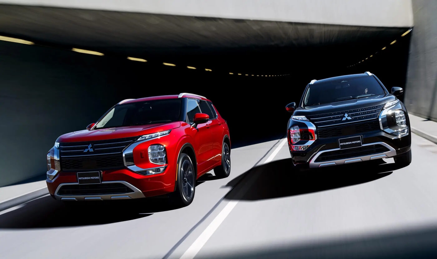 Deux Mitsubishi Outlander 2025 sur la route.