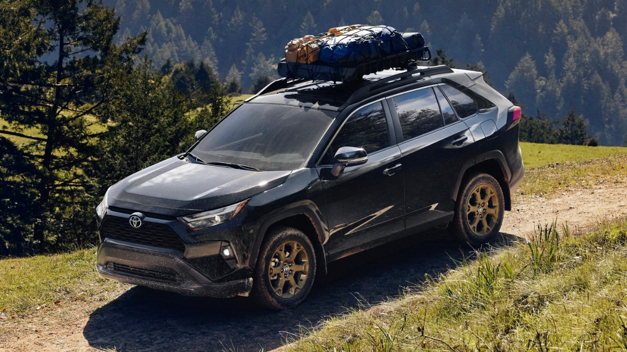 vue latérale avant d'une Toyota RAV4 Prime 2024