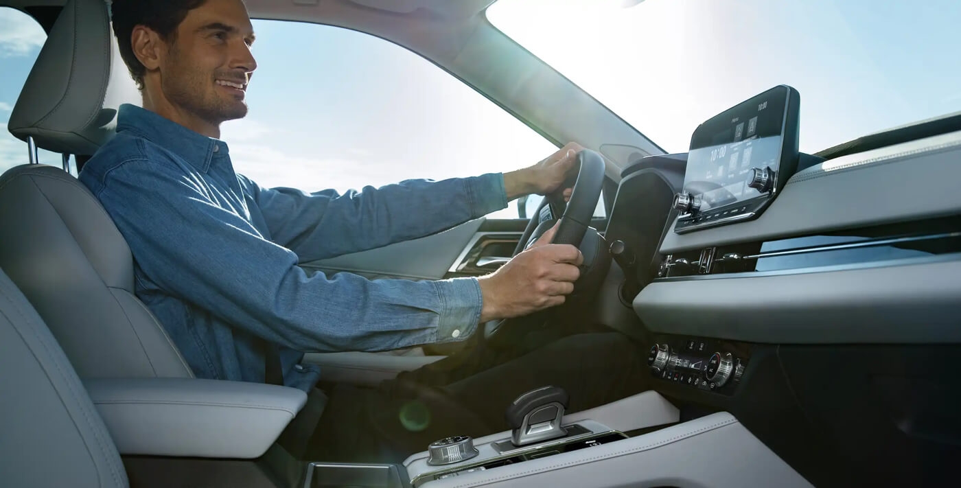 Homme utilisant la technologie Mitsubishi.