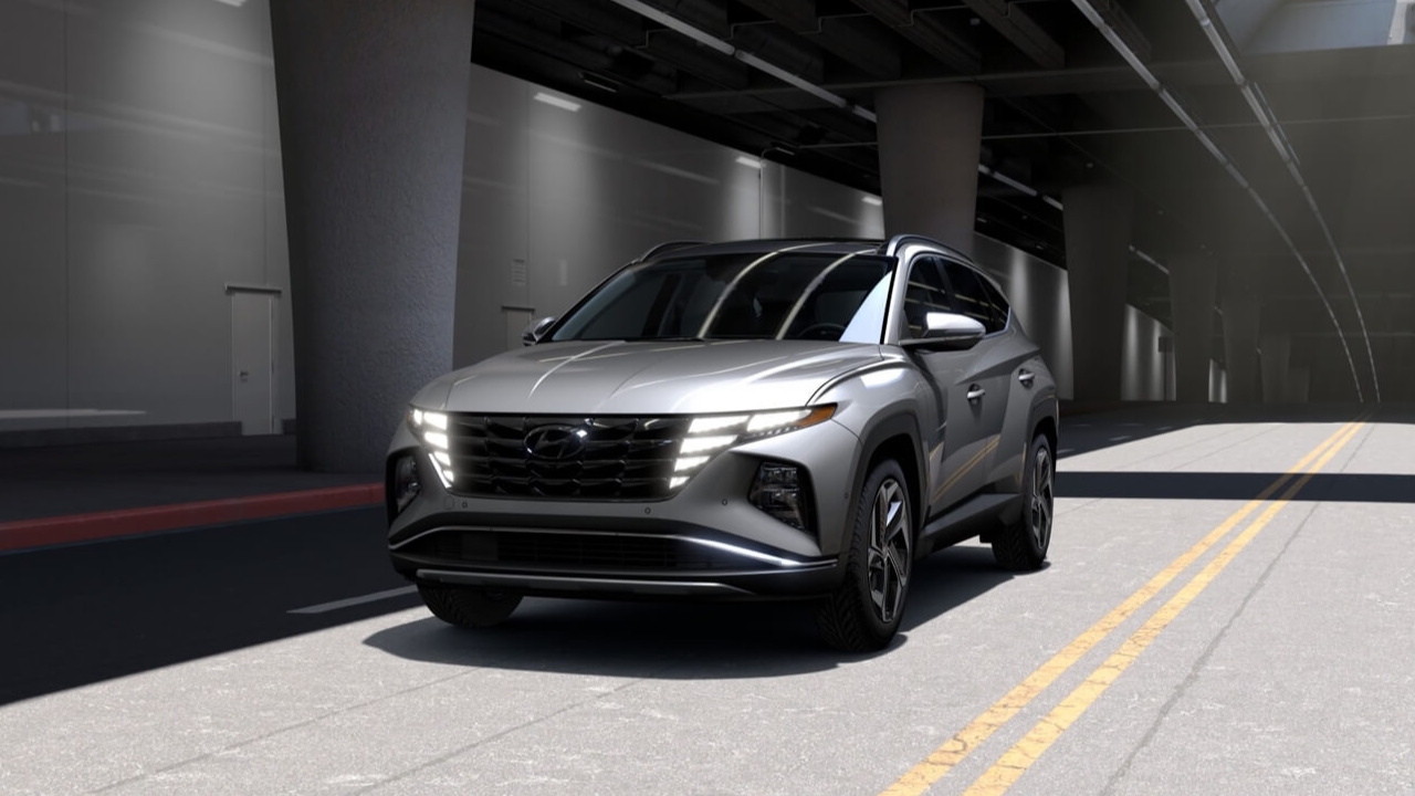 vue latérale avant d'un Hyundai Tucson PHEV 2024