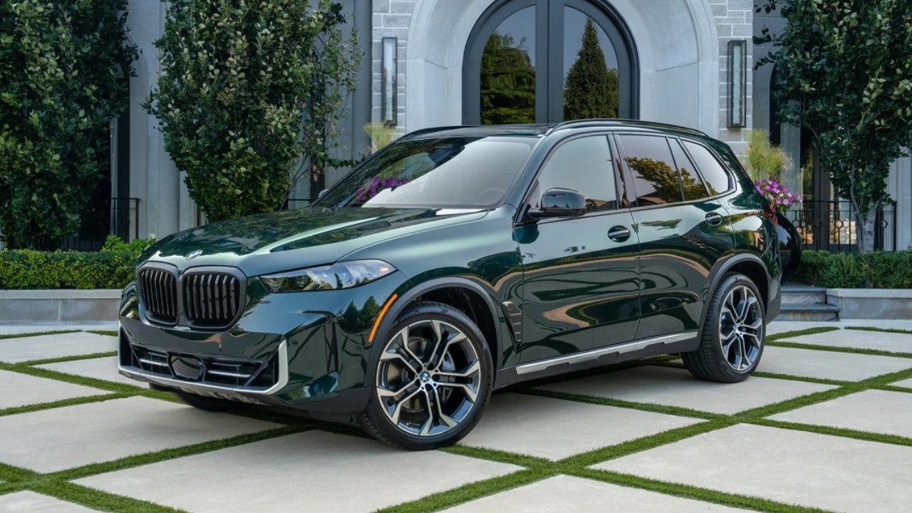 vue latérale avant d'une BMW X5 2025