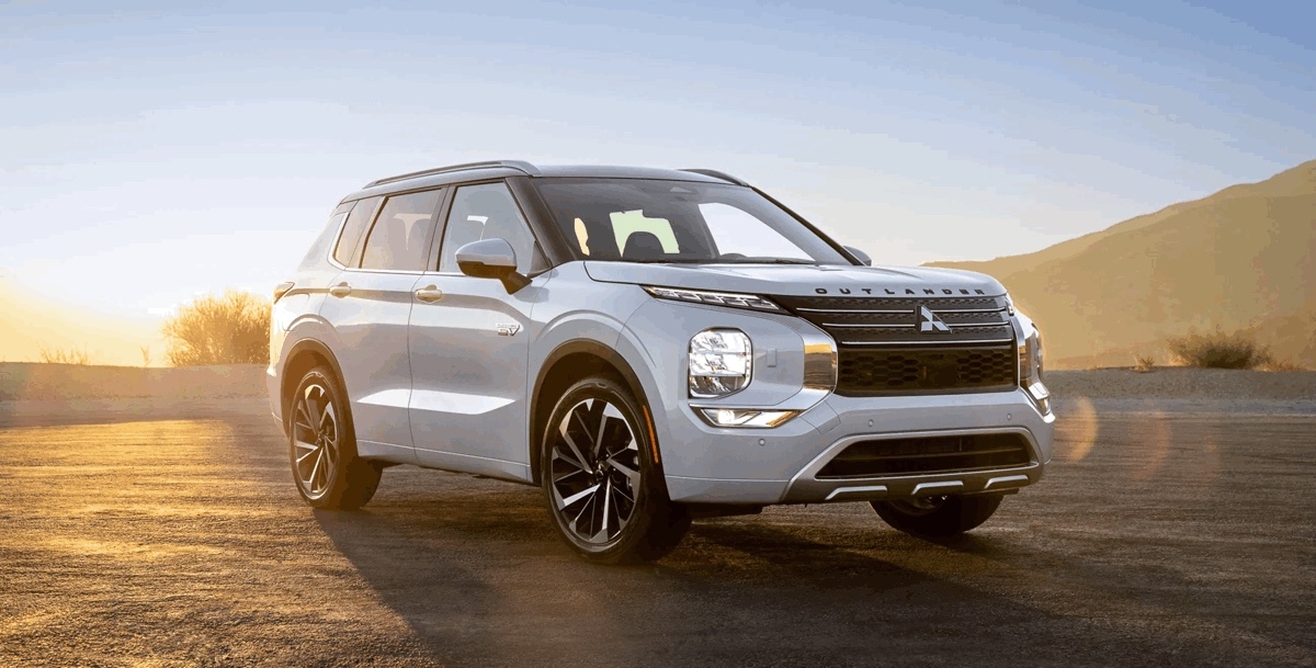 Vue 3/4 avant du Mitsubishi Outlander PHEV 2025 à l'extérieur.