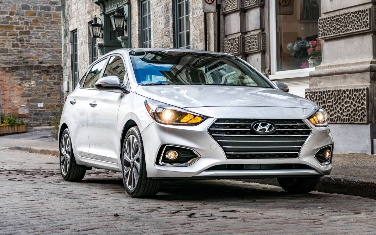 Vue 3/4 avant du Hyundai Accent à l'extérieur.
