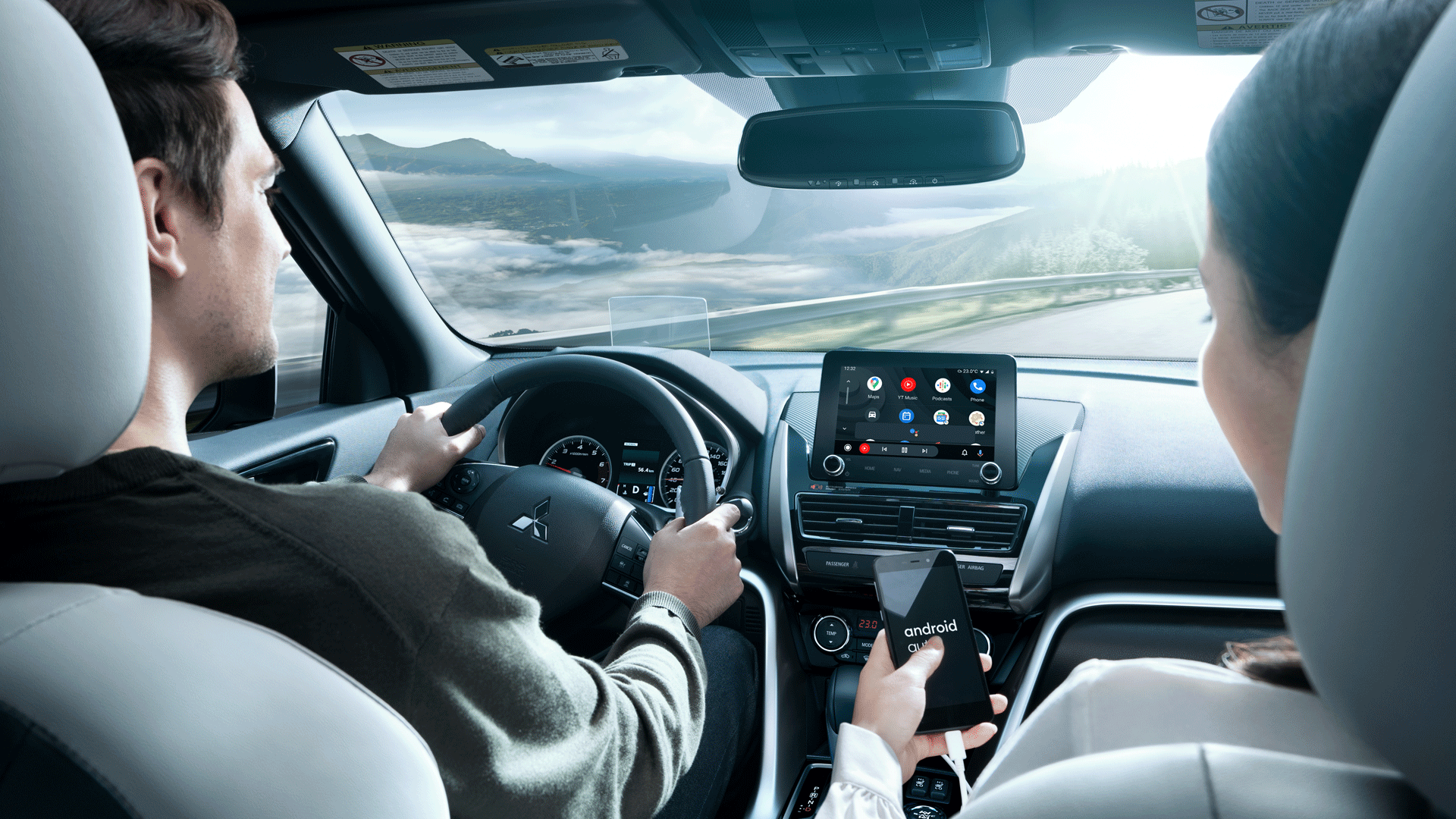 Conducteur et passager à bord du Mitsubishi Eclipse Cross 2025.
