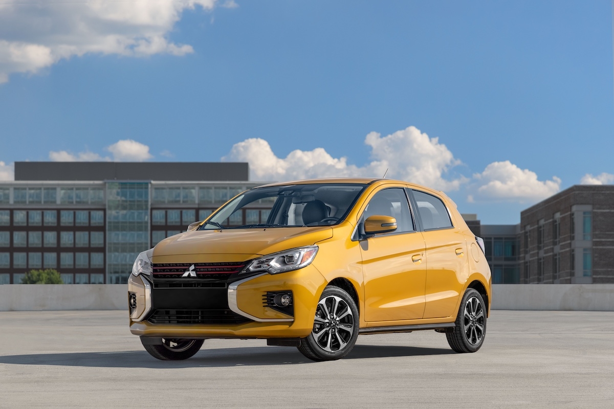 Vue 3/4 avant de la Mitsubishi Mirage à l'extérieur.