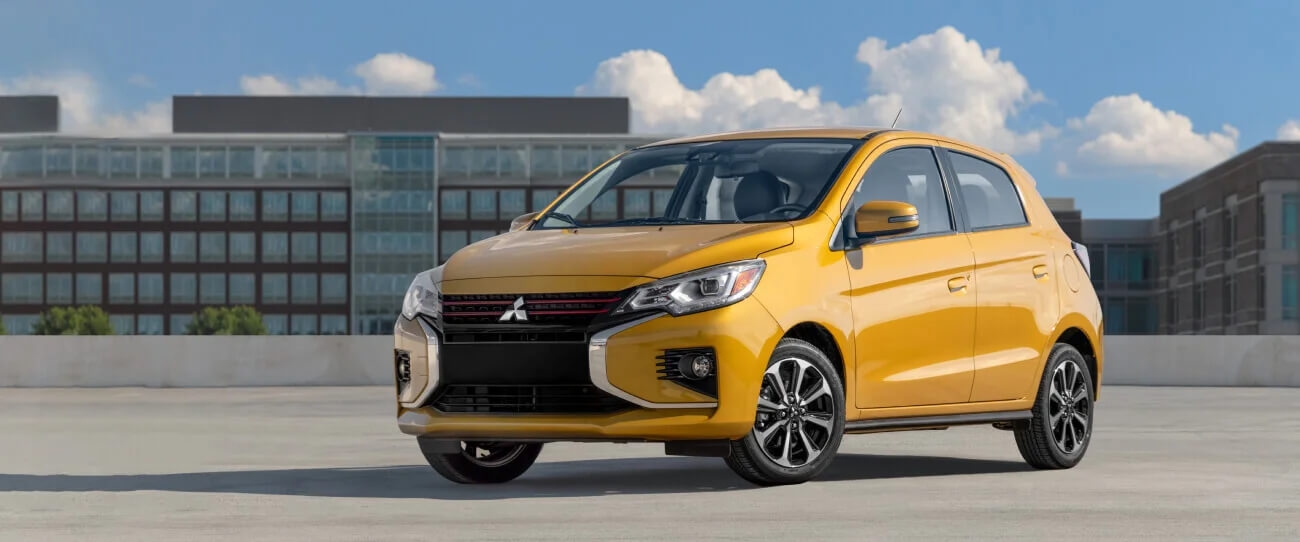 vue latérale avant d'une Mitsubishi Mirage 2024 sur une place publique