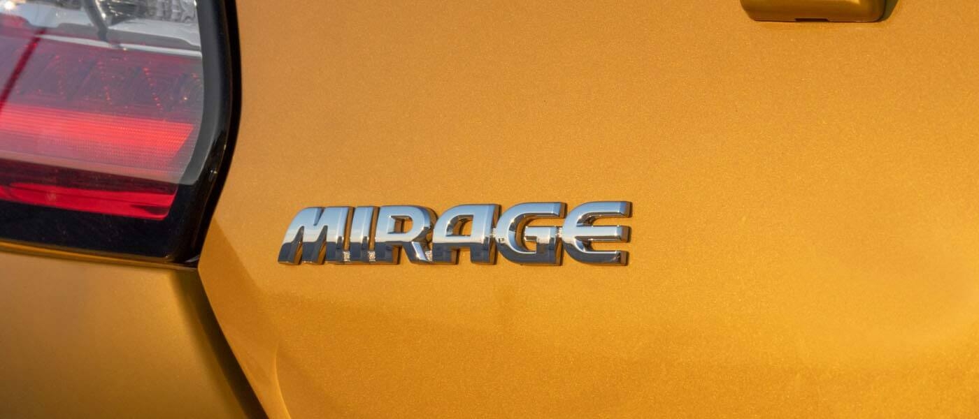 vue en gros plan du du mot Mirage sur un véhicule