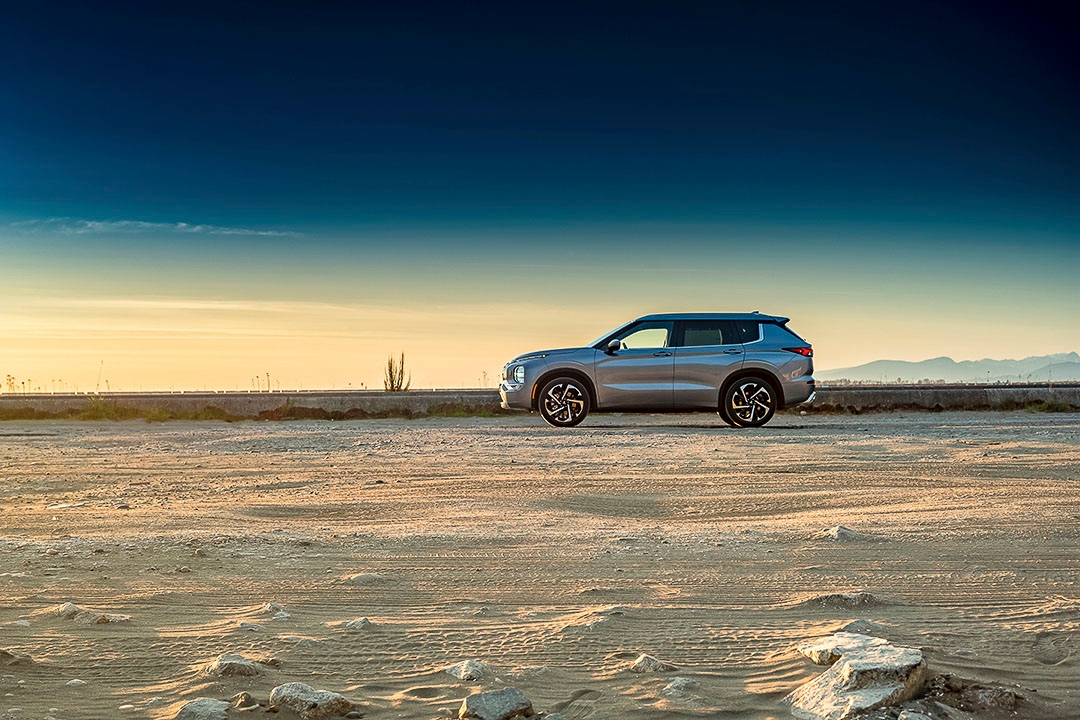 vue latérale du Mitsubishi Outlander 2022 dans une plaine